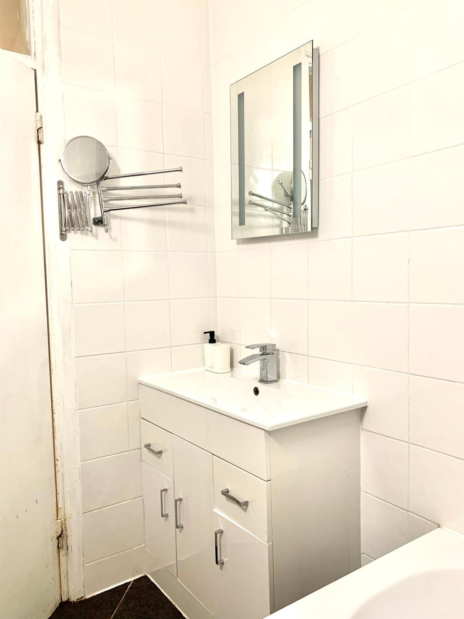 Cosy 2 Bedroom Apartment In Swiss Cottage. 伦敦 外观 照片