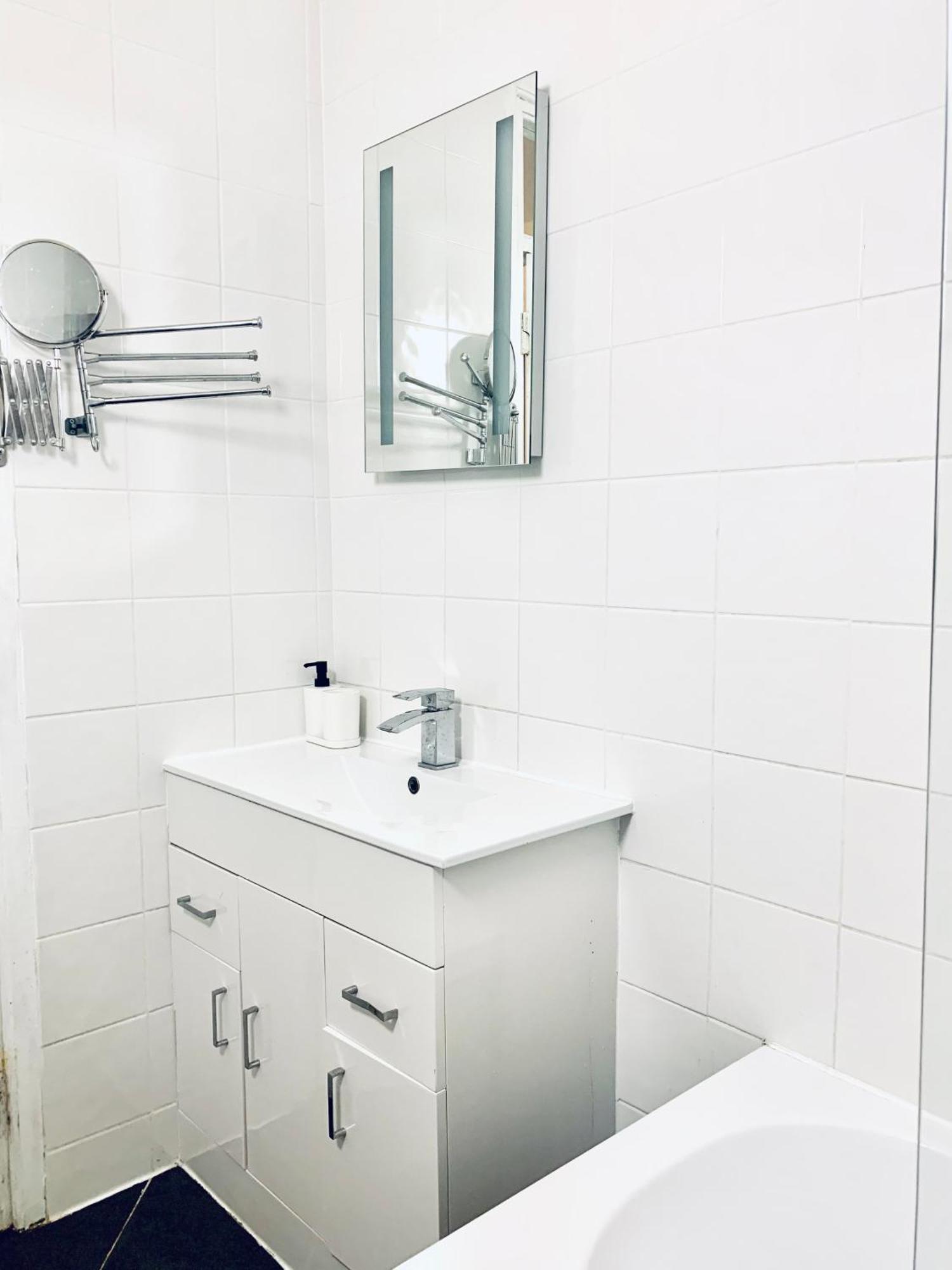 Cosy 2 Bedroom Apartment In Swiss Cottage. 伦敦 外观 照片