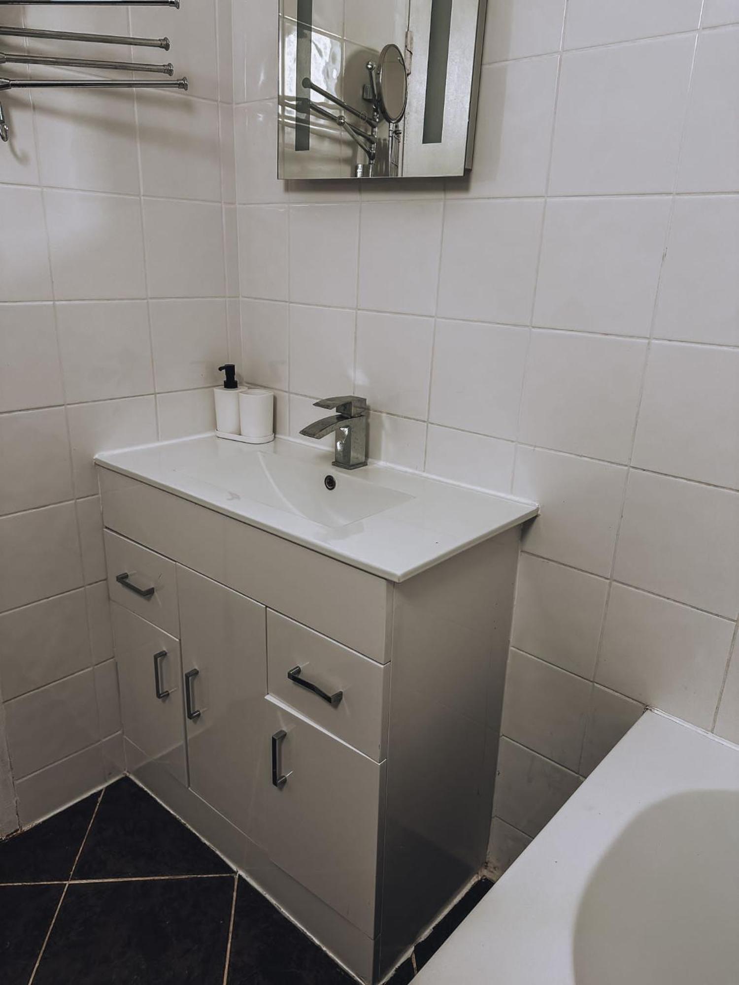 Cosy 2 Bedroom Apartment In Swiss Cottage. 伦敦 外观 照片